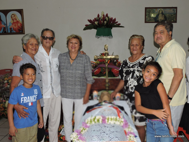 Coco Temarii avait demandé à ses proches de ne pas pleurer le jour de son départ. Ses frères et sœurs se sont tous retrouvés, une dernière fois, auprès de lui.