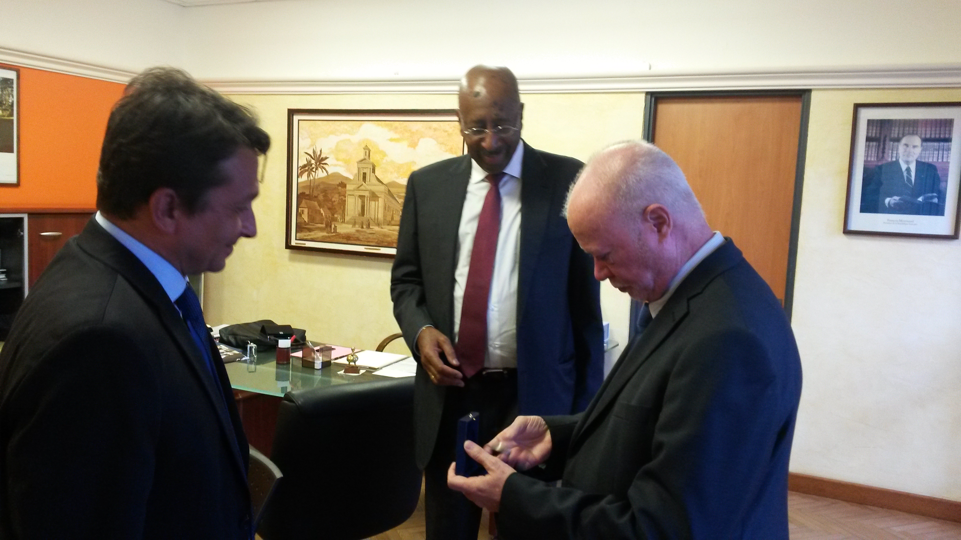 Nuihau Laurey en compagnie du sénateur de Guyane, Georges Patient et de Jean-Claude Fruteau, député de La Réunion et maire de St Benoit.