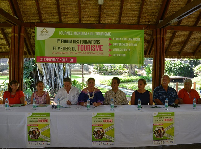 Les organisateurs de ce premier forum avec Nicole Bouteau, la présidente de la commission du tourisme de l'assemblée, Marcel Tuihani le président de l'assemblée et Jean-Christophe Bouissou, ministre du tourisme.