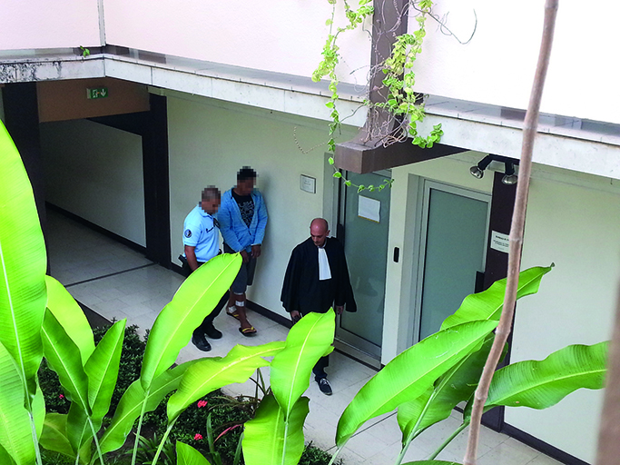 Henri T. à son arrivée au palais de justice de Papeete pour être présenté au juge d'instruction.