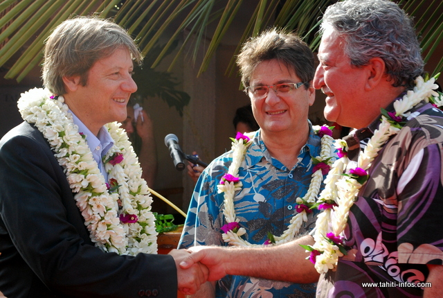 Eric  Zabouareff, représentant du Haut-Commissariat ; Michel Monvoisin, PDG de Tahiti Tourisme et Jean-Christophe Bouissou ministre du Tourisme ( à droite)