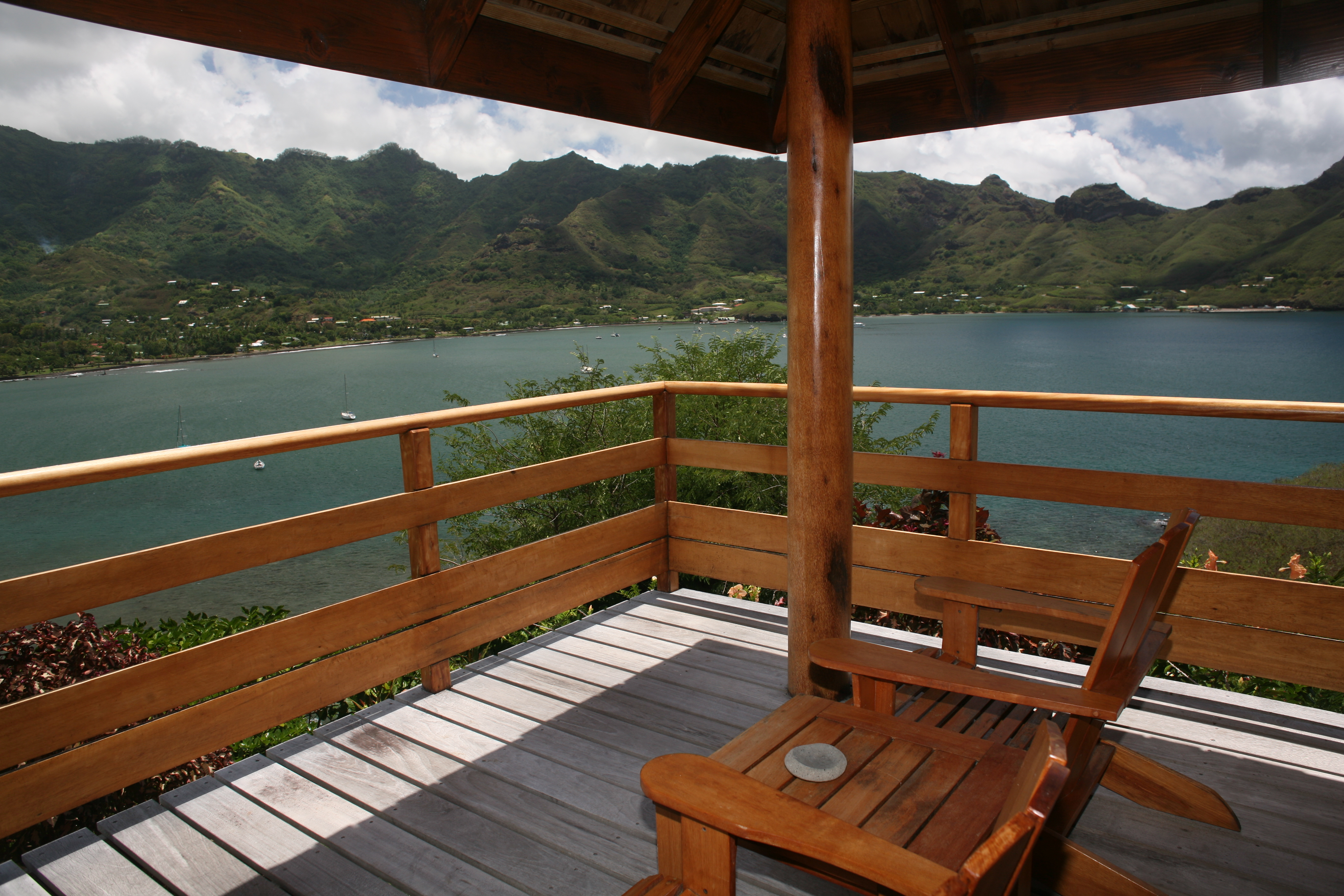 La vue sur la baie de Taiohae, depuis la terrasse de l’un des bungalows du Nuku Hiva Keikahanui Pearl Lodge.