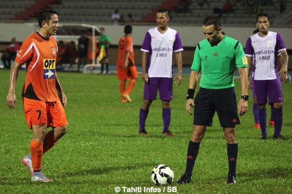 Raimana Li Fung Kuee va marquer le penalty de justesse contre Jonathan Torohia