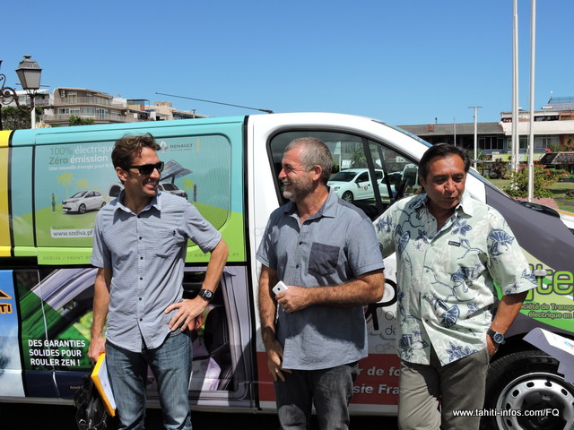 De gauche à droite, Nicolas Jamme de la société Utilcom, Rémy Brillant, directeur général des services et tavana Michel Buillard