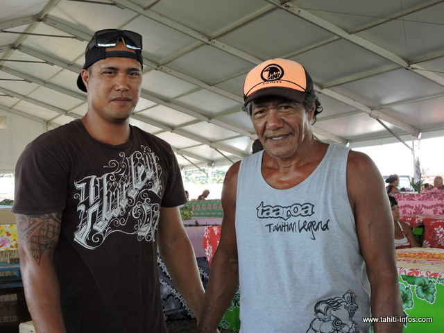 Marere et son fils, venu l'aider pour la mise en place de son stand avant l'inauguration ce jeudi matin