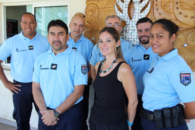 Erell Cahagnon (au centre) travaille en étroite collaboration avec les forces de l'ordre, ici les gendarmes de la brigade territoriale du camp de Faa'a.