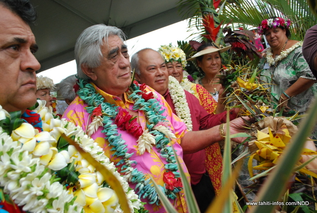 De gauche à droite : Edouard Fritch, président du Pays, Robert Maker, premier adjoint de Faa'a , Frederic Riveta,ministre de l'agriculture, Yvette Temauri (avec la couronne jaune), présidente de la chambre d'agriculture