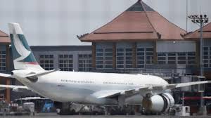 Problème de moteur: atterrissage d'urgence à Bali d'un avion de Cathay