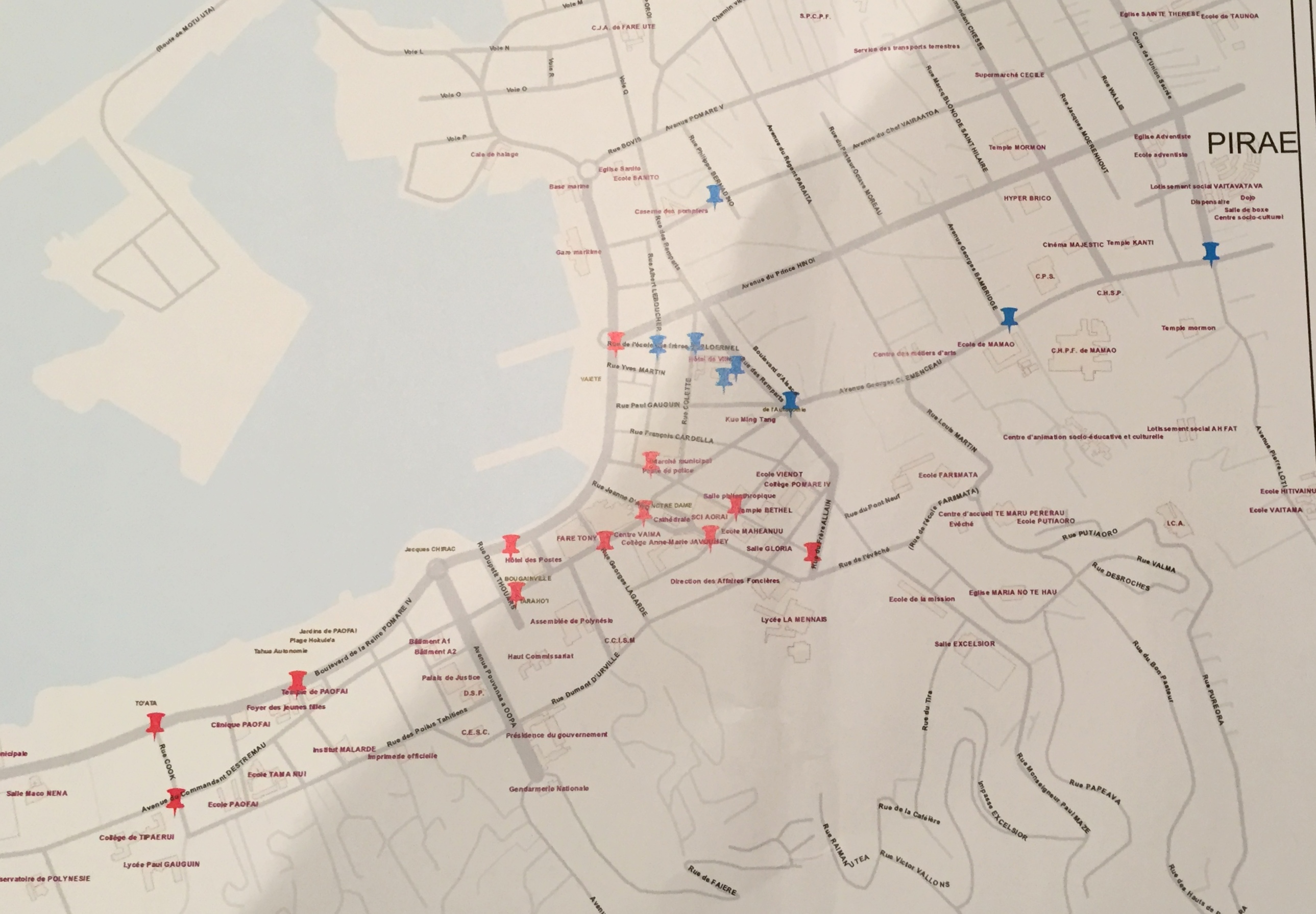 Le site d'installation des nouvelles caméras de vidéo-surveillance est marqué avec les repères bleus. En rouge, une partie des postes d'observation déjà en service à Papeete.