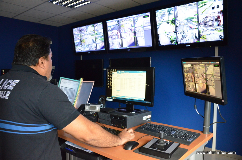Depuis juillet dernier, neuf policiers municipaux spécialement formés se relayent devant les moniteurs de vidéo-surveillance 24 heures sur 24.