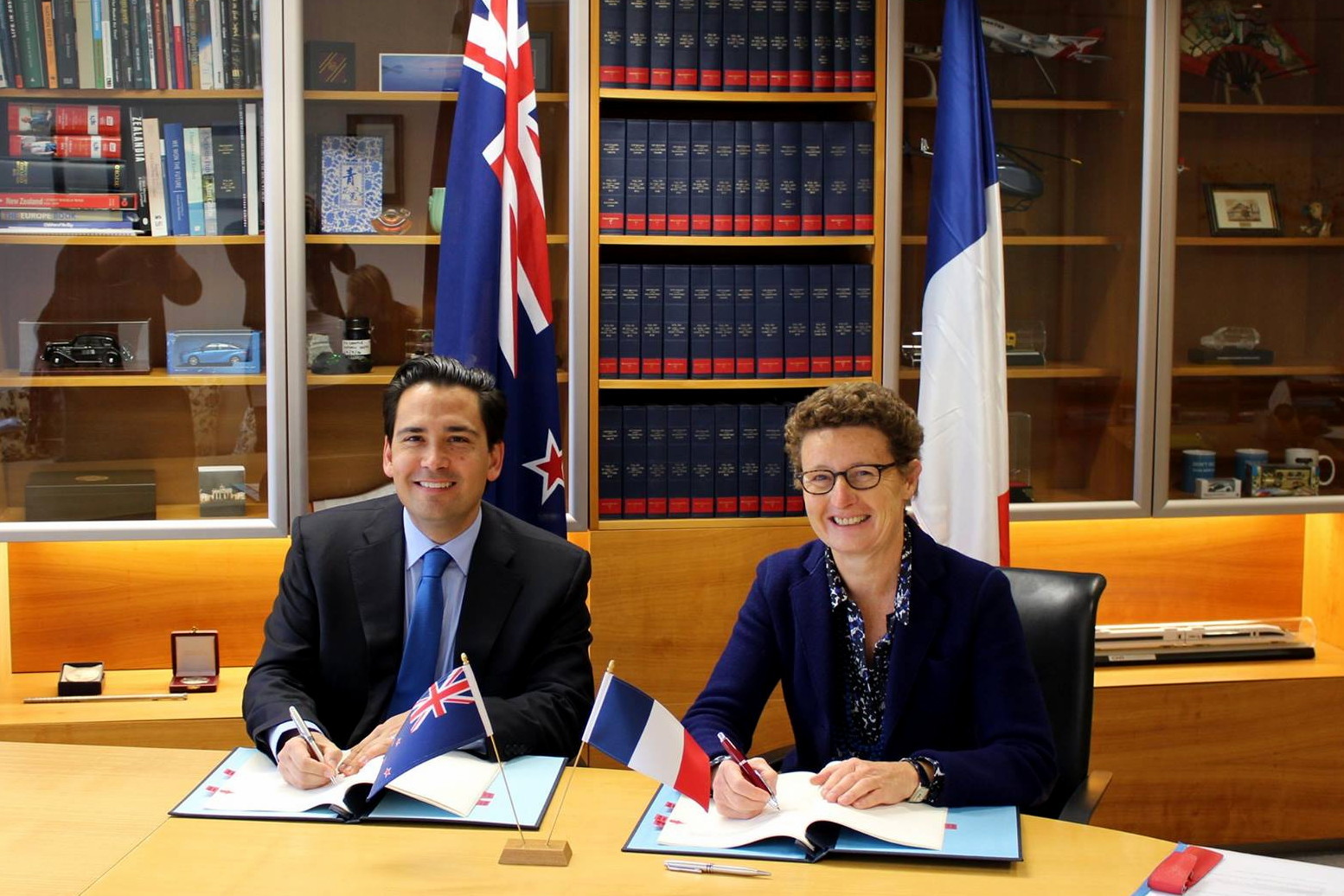 L’accord relatif au transport aérien entre le Gouvernement de la République française et le Gouvernement de la Nouvelle-Zélande a été signé le 22 septembre 2015 entre Simon Bridges et Mme Florence Jeanblanc-Risler, Ambassadrice de France en Nouvelle-Zélande