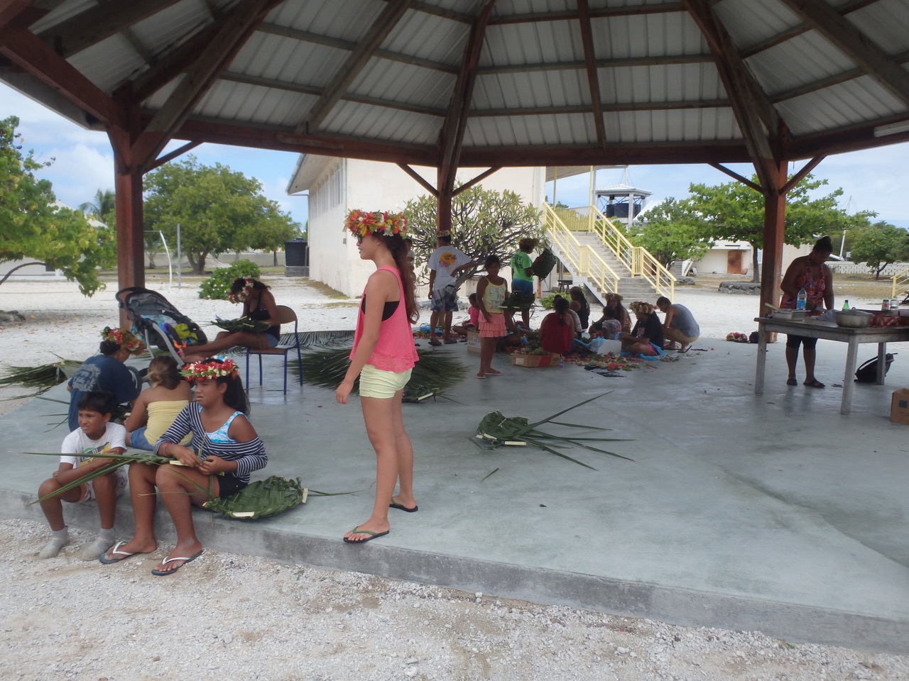 Les collégiens ont appris également différentes façons de tresser les palmiers de cocotier.