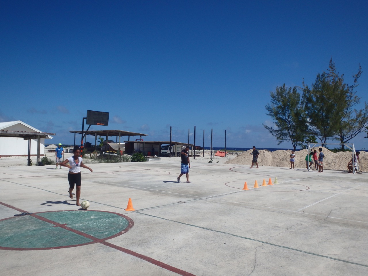 Sur le terrain de sport, des matches de futsal ont été organisés