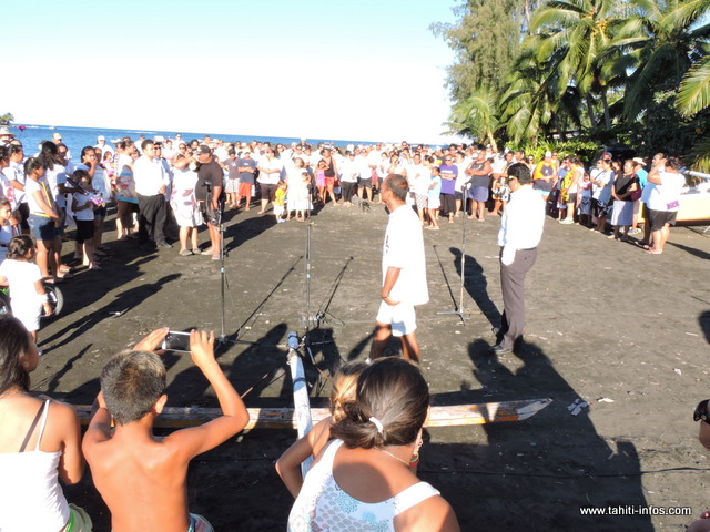 Ils étaient une centaine de personnes à s'être déplacées à Hitimahana, dimanche, en fin de journée, pour soutenir les familles endeuillées