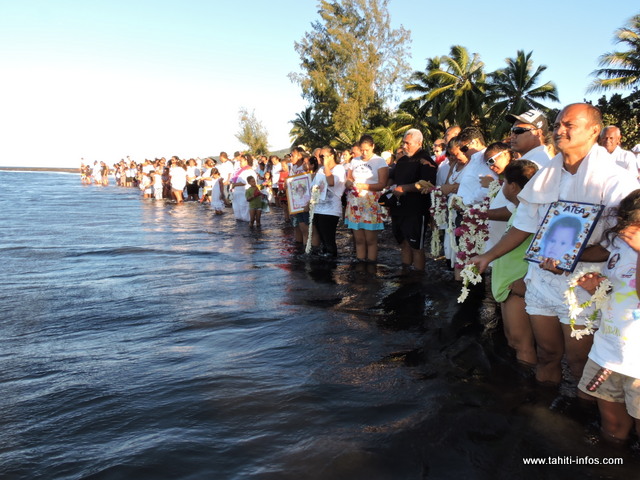Après les messages de réconforts, tout le monde s'est retrouvé au bord de l'eau afin de rendre un dernier hommage aux trois petits anges.