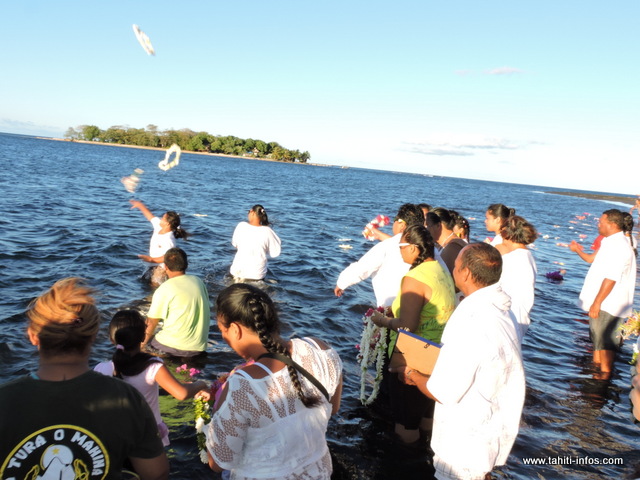 Des couronnes de fleurs ont été lancées dans l'océan. Une délivrance pour certains mais un moment très dur à supporter pour la mère de deux des enfants noyés, qui, aujourd'hui encore, a du mal à revenir sur les lieux du drame.