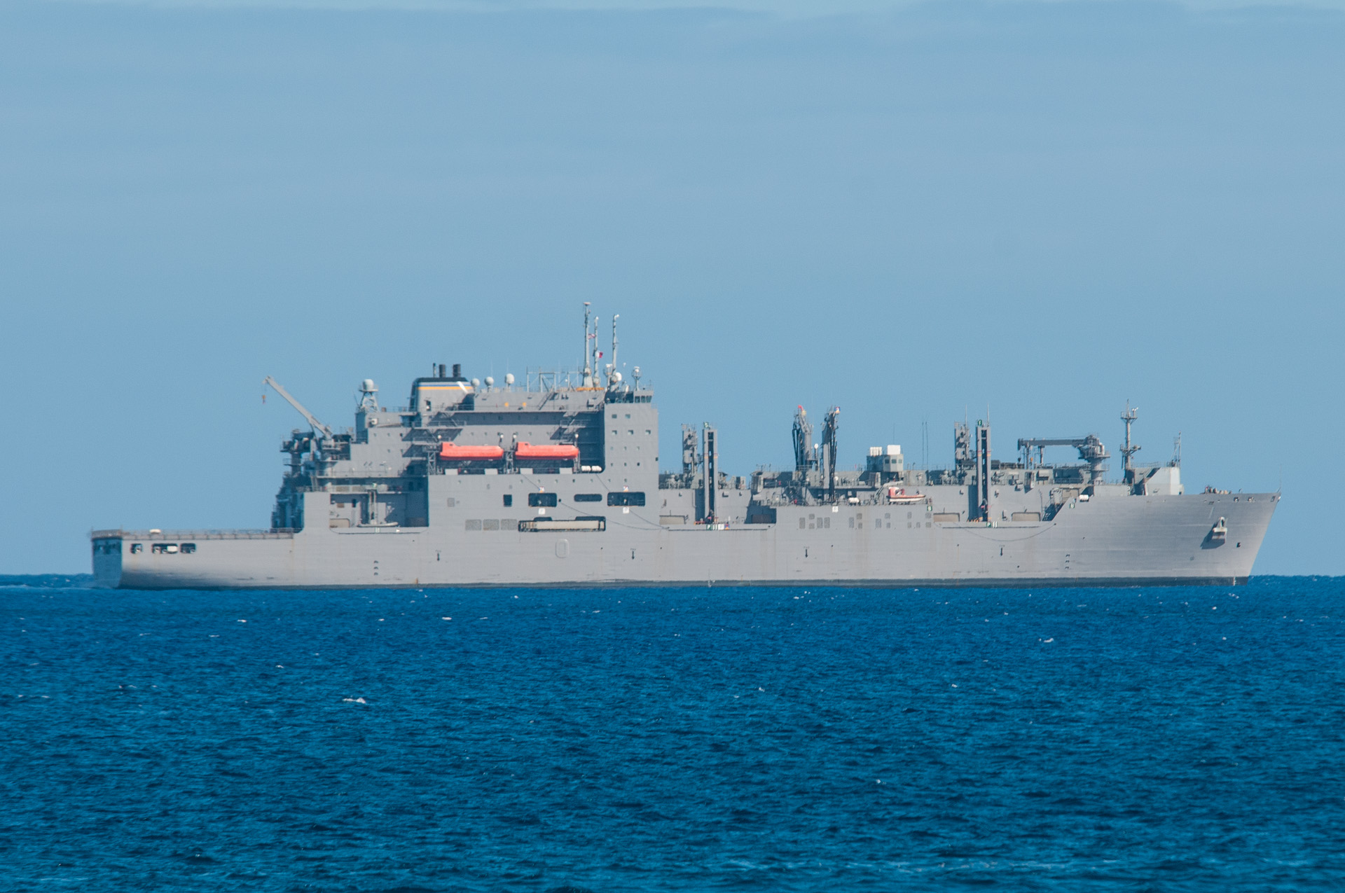 Le pétrolier ravitailleur de l’US Navy, Lewis and Clark sera visible au large des côtes de Tahiti durant toute la semaine.