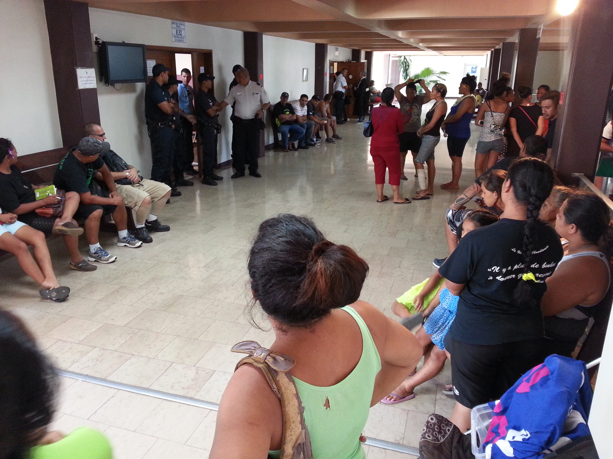 Familles, amis, ils étaient encore nombreux à venir des quartiers soutenir leurs proches, certains en détention provisoire depuis les faits.