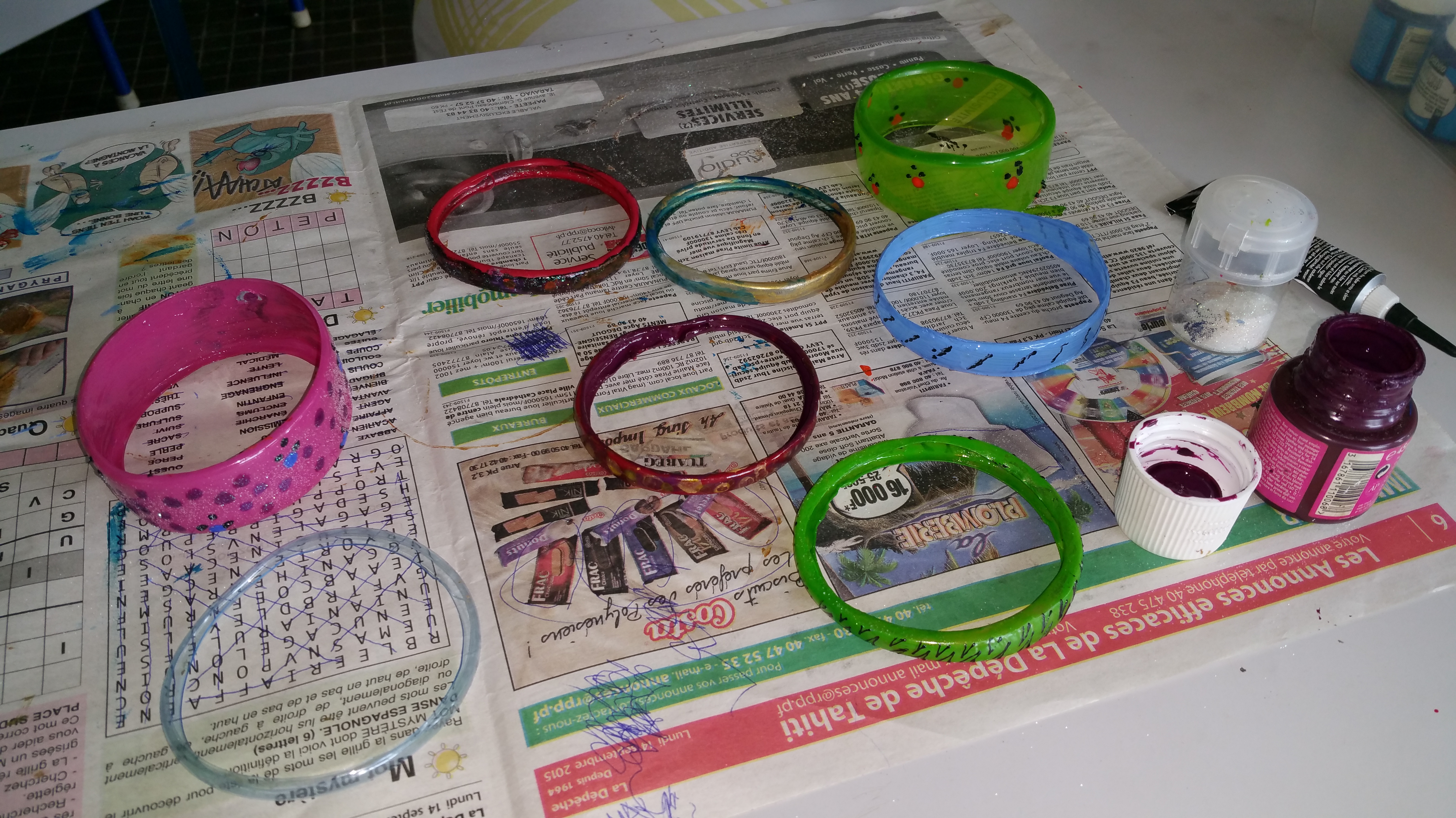 Les élèves ont travaillé avec des objets récupérés et ont réalisé plusieurs œuvres, comme ces bracelets.