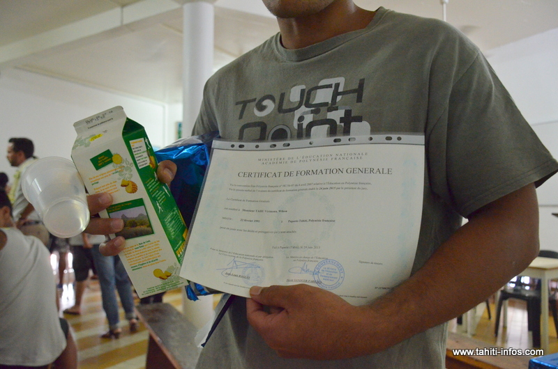 Cette année à Nuutania, sur les 15 inscrits à la préparation au DNB, 11 reçoivent leur diplôme tandis que 12 obtiennent leur CFG sur les 18 inscrits au cursus de préparation de ce certificat.