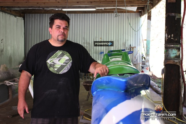 Marc Tehuritaua dans son atelier à Pamatai