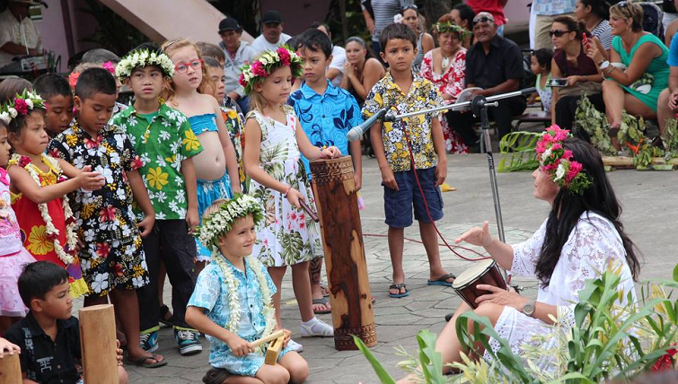 Les enfants de l'école maternelle ont fêté l'anniversaire de leur école avec des danses et des chants.
