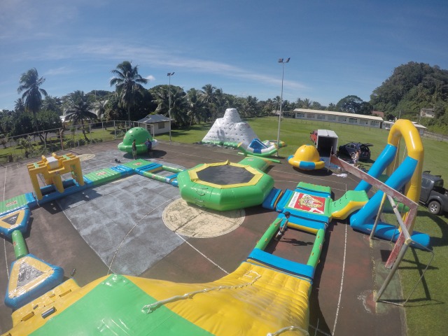 Les intéressés ont sollicité l’occupation de deux emplacements d’une superficie totale de 438 m², à savoir 18 m² sur terre pour y installer un chapiteau et 420 m² en zone maritime pour la pose de bouées gonflables certifiées aux normes européennes.