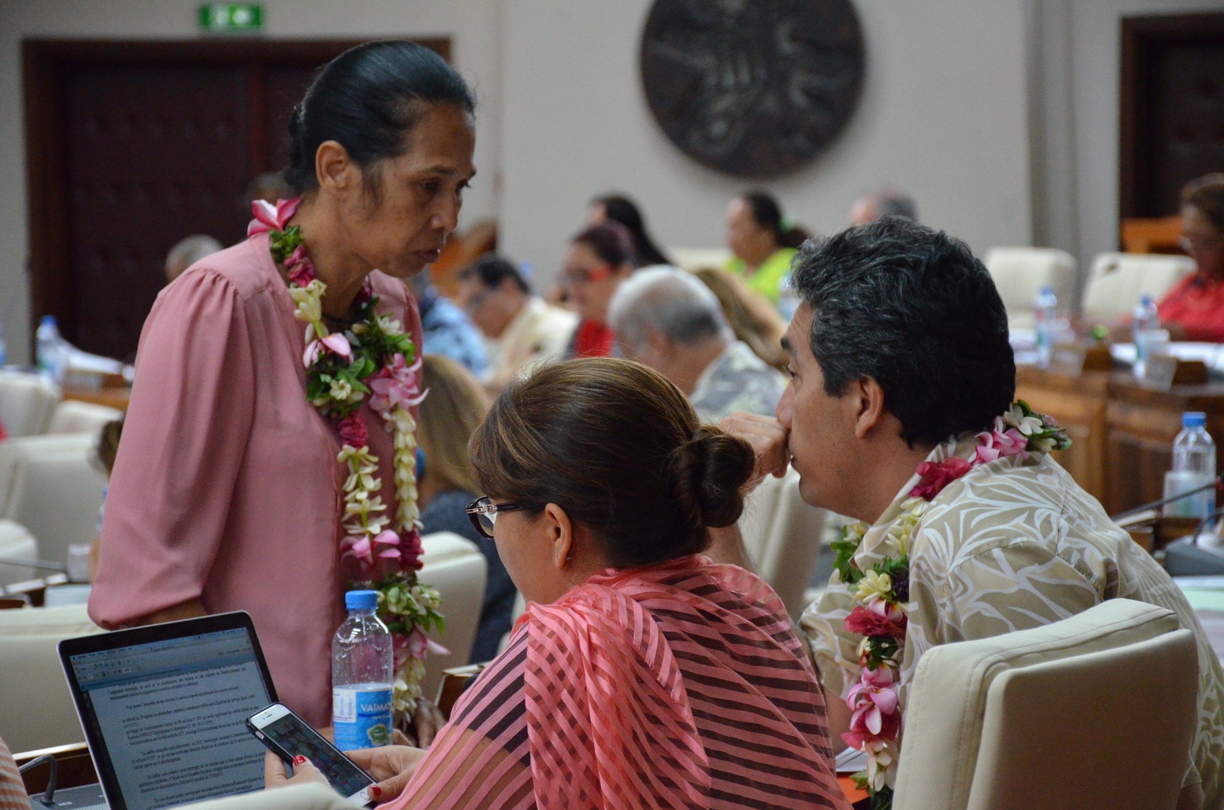 Teura Iriti, présidente du groupe Tahoera'a et Marcel Tuihani, rapporteur jeudi de la proposition de délibération pour la création d’une commission chargée d’enquêter sur l’évolution de la fiscalité et sur la réforme du système de protection sociale polynésien.
