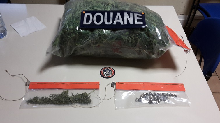 Herbe, plants de paka et perles : deux saisies des douanes cette semaine