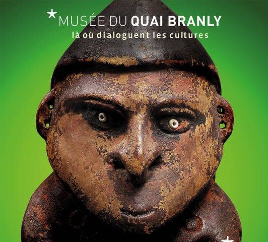Dans une scénographie immersive guidant le visiteur à travers un village, l'exposition "SEPIK, Arts de Papouasie-Nouvelle-Guinée" donne à voir et à comprendre cette organisation sociale unique.