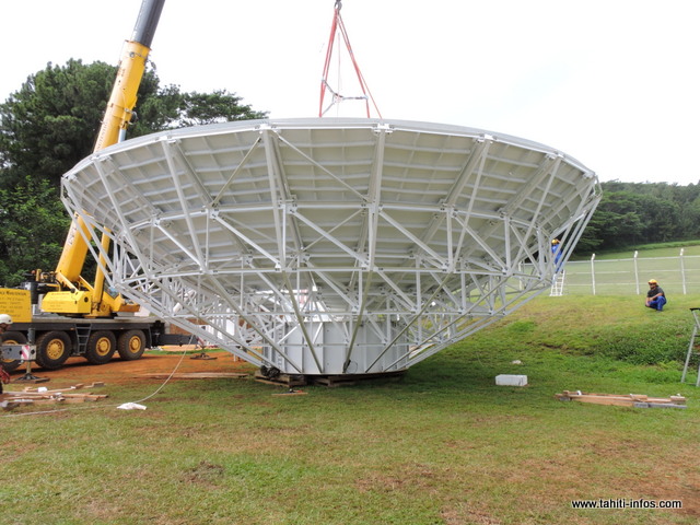 Cette parabole pèse 6 tonnes et elle a été entièrement construite avec de l'aluminium.