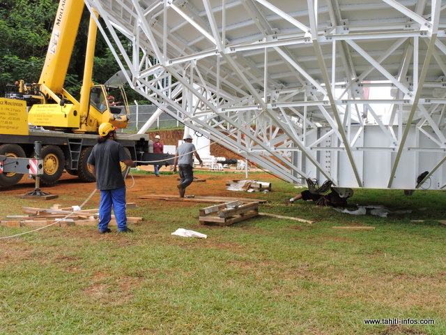 La pose de la parabole sur le socle a été impressionnante. Une grue a été utilisée tandis que deux hommes tiraient des cordes pour l'équilibrer.