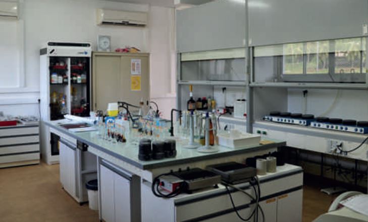 Le LESE (laboratoire d’étude et de suivi de l’environnement, antenne polynésienne de l’irsN) est implanté à Vairao depuis l’été 2009, après avoir été basé durant quarante-quatre ans à Mahina. il effectue depuis 1962 une surveillance permanente de la radioactivité en Polynésie française. Ici laboratoire de radiochimie alpha (Pu).