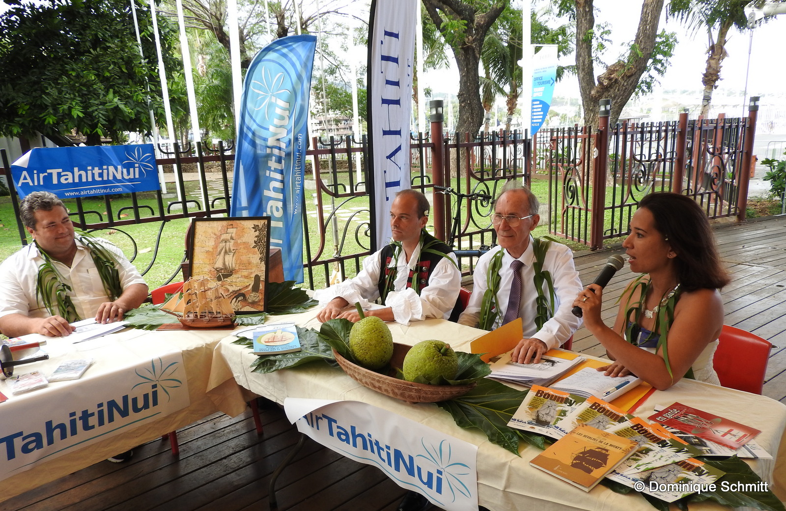 De gauche à droite : Lionel Teihotu, du GIE Tahiti Tourisme, Benjamin Huber, de l'association Bounty Tahiti, Maurice Bligh, le descendant du célèbre capitaine William Bligh, et Thérèse Huber.