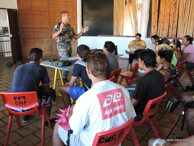 "Le jeune qui est fiu et qui arrive avec la casquette de travers ou qui va fumer du Paka 10 fois par jour. On lui fait comprendre que ce n'est pas du tout ce que le futur patron recherche, donc, on essaye de les réorienter sur la bonne voie", précise le major Eric Bach.