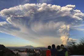 Equateur : le volcan Cotopaxi lâche une colonne de cendres de 2 km de haut