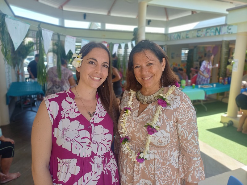 Anaïs Daubin, éducatrice de jeunes enfants et référente pour l’établissement, accompagnée de Véronique Saint-Blancat, référente de la maison de l’enfance de Punaauia et coordinatrice des maisons de l’enfance pour la Polynésie (à droite).