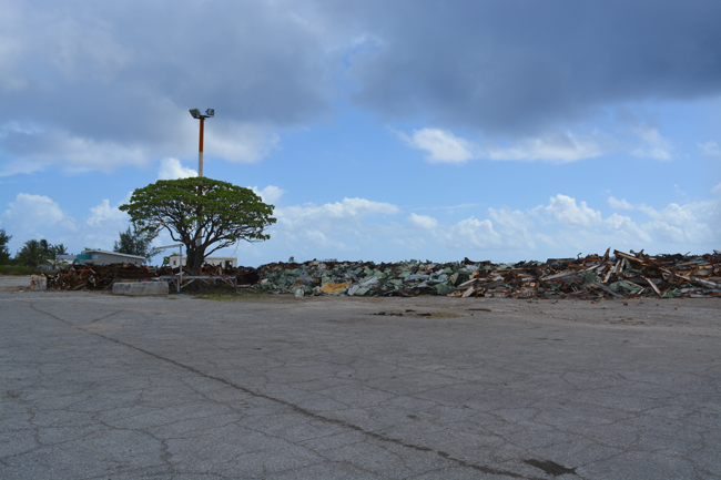 Hao a été durant 30 ans la base arrière du Centre d'expérimentation du Pacifique. Depuis 2009, la réhabilitation de l'atoll est entreprise mais si les installations militaires ont été détruites, ce n'est pas le cas encore de tous les déchets. Et certains polluants industriels ont pu "imprégner" la population.