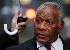 M. Lonsdale, dès son retour à Vanuatu après un bref déplacement à Samoa, s’était publiquement indigné de la grâce présidentielle prononcée en son absence.