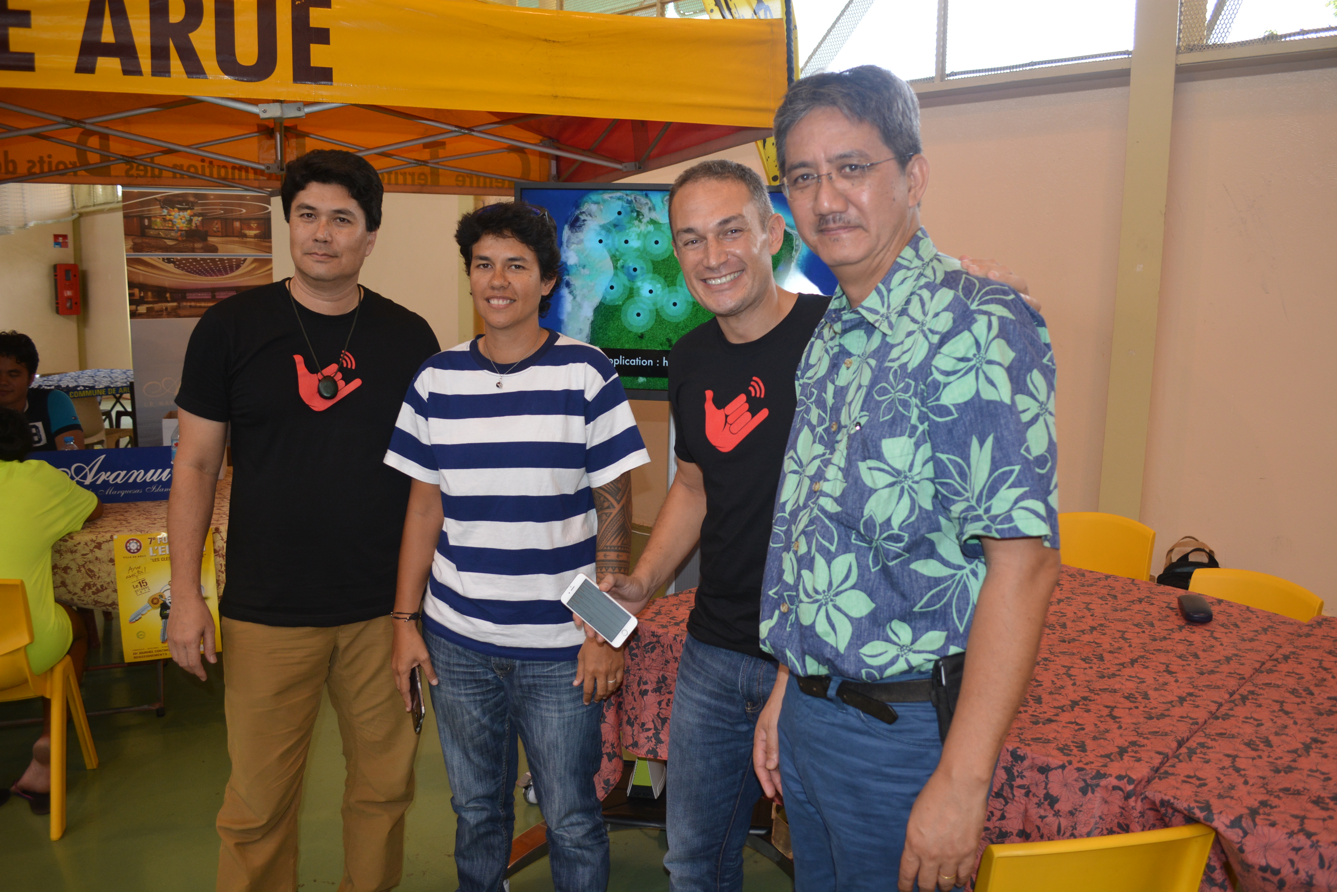 Thierry Lehartel et Marc Collins, co-fondateurs de Smart Tahiti Networks qui lance FireChat en Polynésie ; Philip Schyle le maire de Arue qui déploie l'application dans sa commune.