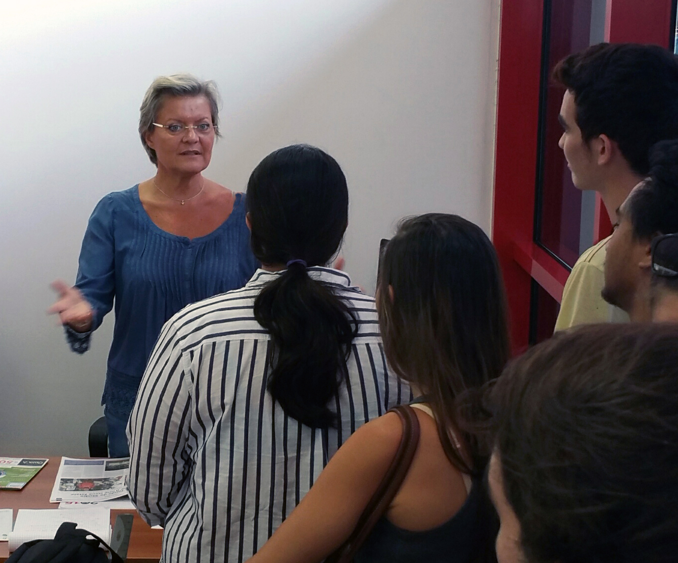 Nathalie Montelle, rédactrice en chef de Tahiti Infos avec les étudiants en communication de l'Isepp lors de la visite des locaux du journal à Fare Ute.