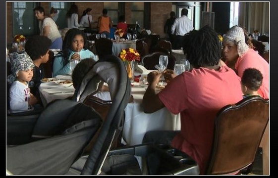 Plaquée le jour de son mariage, la fiancée invite des sans-abri au banquet