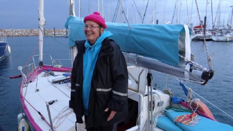 Birgit Habelt à bord de son petit bateau dans le port de Roscoff la semaine dernière (Photo Ouest France)