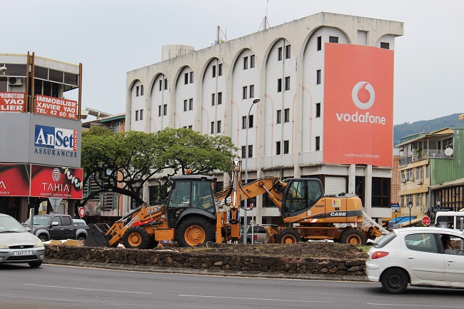 Le rond-point du Pacifique et ses drapeaux flottants au vent n'est déjà plus qu'un souvenir. Le chantier s'installe sur place pour remettre en place d'ici cinq mois un carrefour avec des feux tricolores.