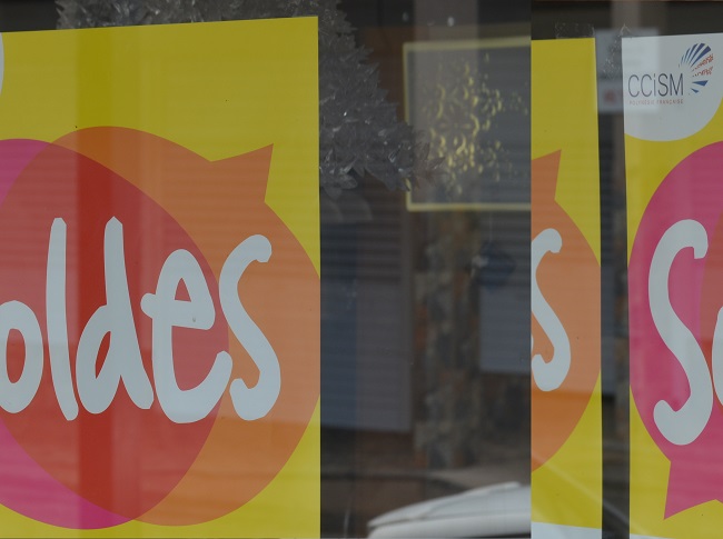 En Polynésie les soldes n'existent que depuis 2012 et ne suscitent pas encore l'engouement consumériste constaté en métropole mais le nombre de commerçants participants ne cesse d'augmenter d'année en année. A peine 200 les premières années, 500 magasins ont participé aux derniers soldes de 2015.