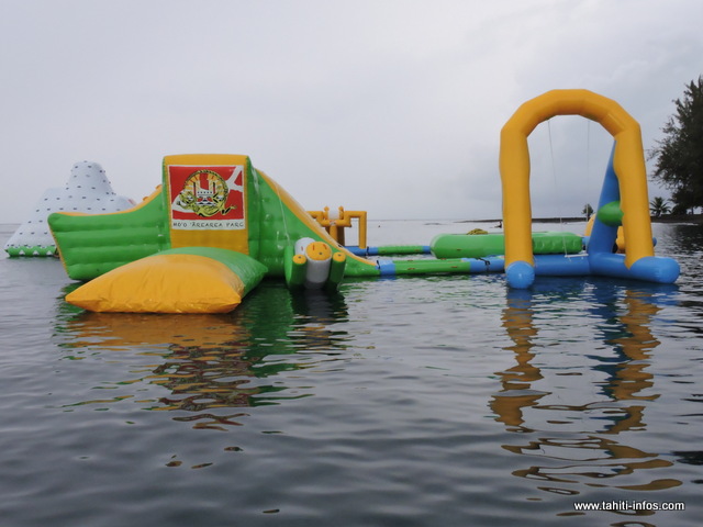 Douze bouées composent le grand parc aquatique qui sera situé à 50 mètres du rivage