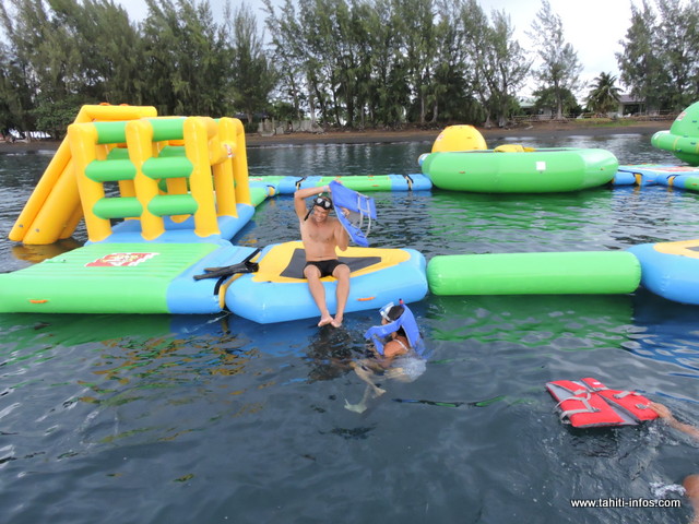 Les gilets doivent impérativement être enfilés avant de monter sur les bouées
