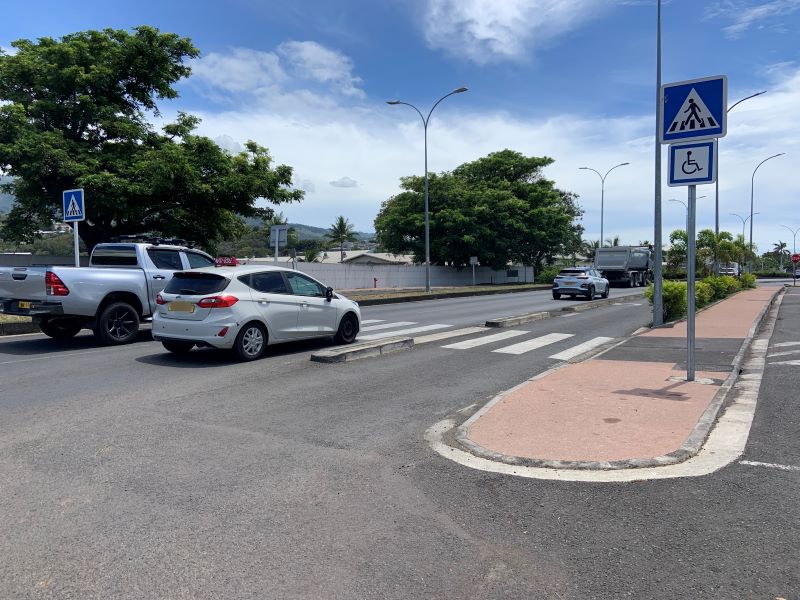 Le passage piéton devant le stade Boris Leontieff est un endroit risqué pour traverser. Crédit photo : Thibault Segalard.