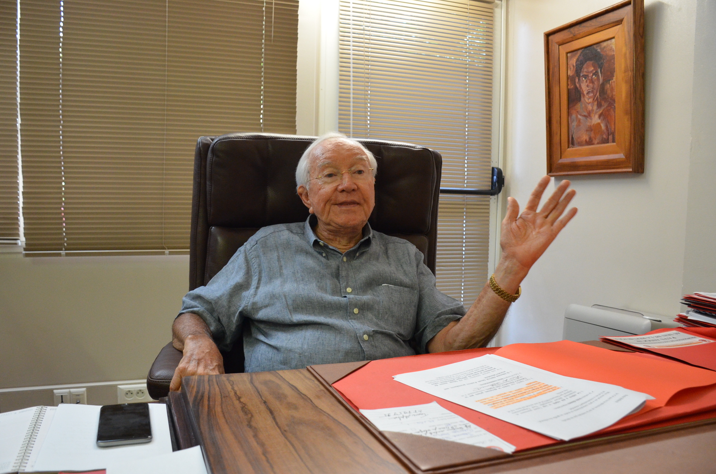 Gaston Flosse fait un point sur la situation du Tahoera’a après la défaite de Béatrice Le Gayic, dimanche à Papara, et la démission de Charles Fong Loi, du groupe orange, lundi matin.