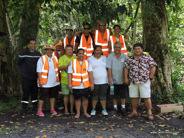 Les jeunes éducateurs du service civique avec le maire Damas Teuira et la 2ème adjointe au maire, Tenuhiarii Faua
